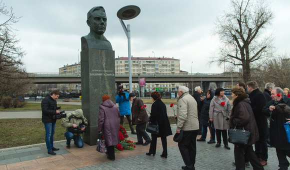 Торжественное возложение цветов к памятнику В.М. Комарова на Аллее Героев космоса возле Музея космоснавтики.