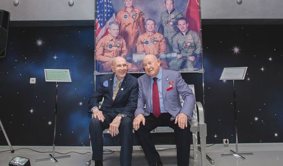 40 лет стыковке «Союз-Аполлон»: командиры космической миссии встретились в Музее космонавтики