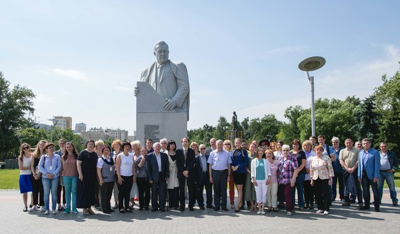 Сотрудники НПО «Машиностроение» и Музея космонавтики в День рождения Владимира Челомея возложили цветы к его памятнику на Аллее Героев космоса. 