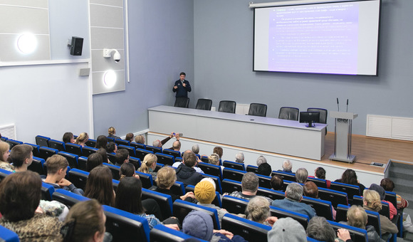 Всемирная неделя космоса в музее продолжается. Андрей Николаевич Бабкин, космонавт-испытатель Центра Подготовки космонавтов им. Ю.А.Гагарина, рассказал о том, как исследуют космос.