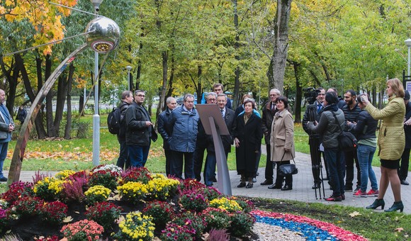 Дочь основоположника практической космонавтики Наталия Сергеевна Королёва, директор Музея космонавтики Наталия Витальевна Артюхина и префект Северо-Восточного административного округа Валерий Юрьевич Виноградов торжественно открыли сквер имени С.П.Королёва, расположенный рядом с домом-музеем Главного конструктора. В сквере можно увидеть памятник первому искусственному спутнику Земли, открывшему эру космонавтики 4 октября 1957 года.