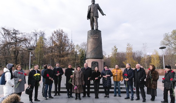 Торжественное открытие выставки «Космическая связь: 50 лет на орбите» началось с возложения цветов к памятнику главного конструктора Сергея Павловича Королёва при участии директора Музея космонавтики Натальи Витальевны Артюхиной, руководителя Россвязи Олега Геннадьевич Духовницкого, генерального директора ФГУП «Космическая связь» Юрия Валентиновича Прохорова и Героя Советского Союза, лётчика-космонавта Александр Ивановича Лавейкина.