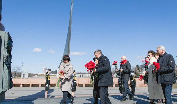 Возложение цветов. 