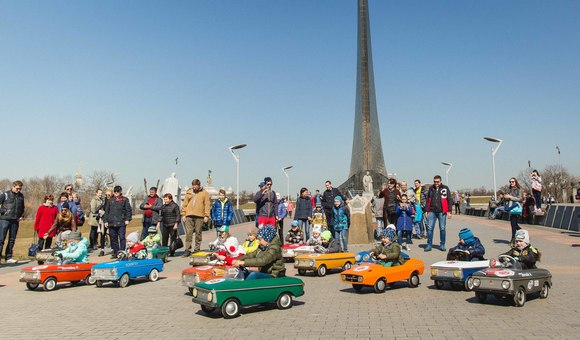 I этап гонок на педальных машинах для детей, на кубок SternAuto, при поддержке Музея Космонавтики и МРОО «Военно-Техническое Общество». Это первые в России соревнования на педальных машинах для детей, где юные спортсмены делают первые шаги в автоспорте.