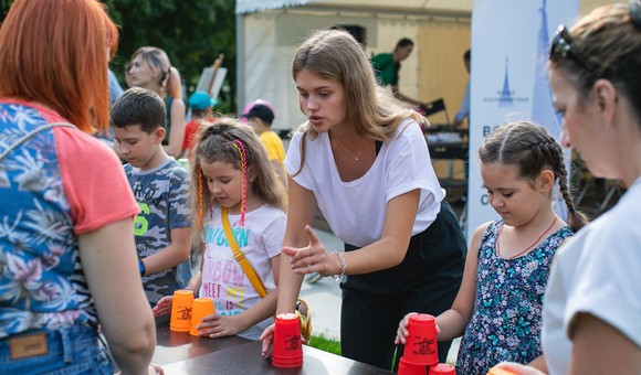 Партнёры Музея космонавтики KidsBrain провели развивающие мастер-классы для детей на английском языке.