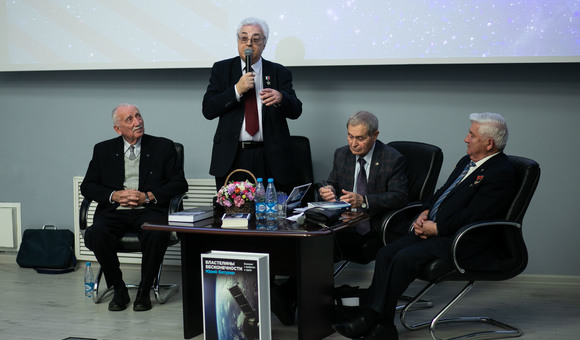 В Музее космонавтики состоялась презентация книги «Властелины бесконечности». Книгу представил автор Герой Российской Федерации, лётчик-космонавт Юрий Батурин.