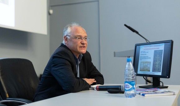 Состоялось открытие цикла лекций «Мне бы в небо» совместный проект Музея космонавтики и Московского авиационного института (МАИ) при поддержке фонда «Наше небо». Первую лекцию прочел доктор технических наук, заведующий кафедры 201 «Теория воздушно-реактивных двигателей» Алексей Агульник. 