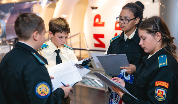 Открытые уроки обществознания, физики и физкультуры провели учителя Школы №1220 в рамках проведения III Всероссийской научно-практической конференции «Неформальный подход к формальному образованию. Роли учителя в музейном образовании». 