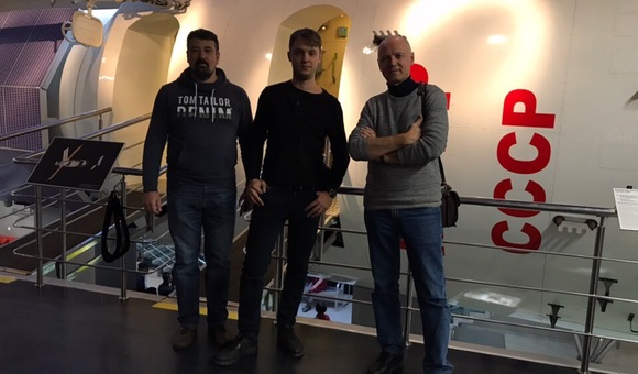 На экскурсии в Музее космонавтики побывали Альгис Арлаускас, советский и испанский киноактёр, кинорежиссёр и сценарист, и Александр Милкус, журналист, обозреватель по образованию и науке в ИД «Комсомольская Правда».