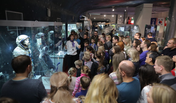 Музей космонавтики принял участие во Всероссийской акции «Ночь искусств». Гостей музея ждала насыщенная программа: обзорные экскурсии, лекция и звуковая инсталляция «Парад планет» проекта «Геометрия звука».