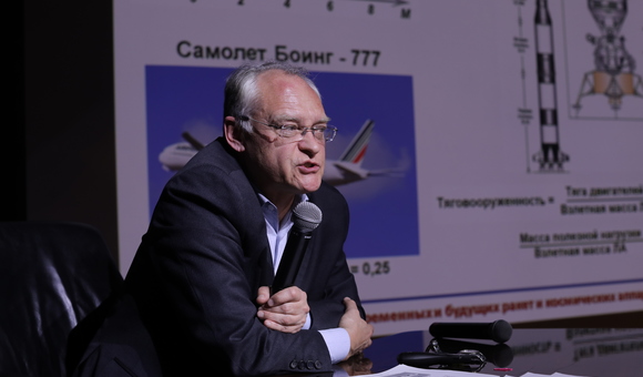 Третья встреча из цикла лекций «Мне бы в небо» была посвящена современным ракетным двигателям. Лекцию прочёл Алексей Агульник, доктор технический наук, заведующий кафедрой 201 «Теория воздушно-реактивных двигателей»