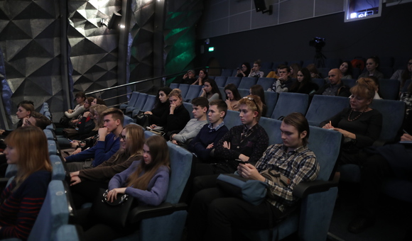 Третья встреча из цикла лекций «Космос и культура» была посвящена языкам космического общения. Лекцию прочёл Евгений Кучинов, философ, кандидат философский наук (Мининский университет).