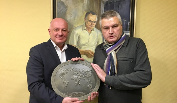 Глава Международной ассоциации «Чаша мира» (штаб-квартира Латвия, Рига) Юрий Кайда от лица ассоциации передал Музею космонавтики» барельеф «За мирный космос в ХХI веке». Автор идеи и проекта — Юрий Кайда. В создании принимали участие космонавты и астронавты разных стран.