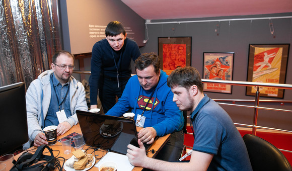 В Музее космонавтики продолжается первый хакатон в музее в России — КосМосХак. Участники поработали ночь и показывают первые итоги лётчику-космонавту, Герою Советского Союза Александру Ивановичу Лавейкину.