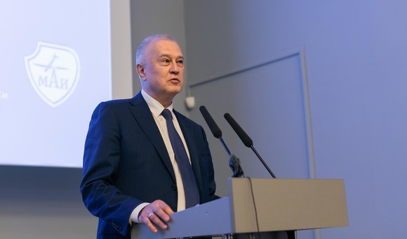 Четвёртая встреча из цикла лекций «Мне бы в небо» была посвящена международному космическому праву. Лекцию прочёл Валентин Уваров, вице-президент международной ассоциации участников космической деятельности, член Международного института права.