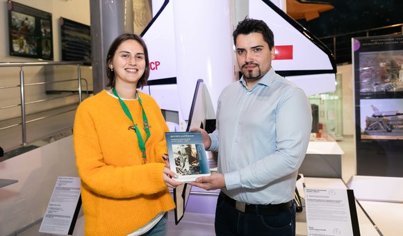 В преддверии 30-летия успешного полёта орбитального космического корабля «Буран» сотрудники ВИАМ подарили Музею космонавтики книгу «Доспехи для Бурана». Книга посвящена работе института над теплозащитой легендарного ракетоплана.