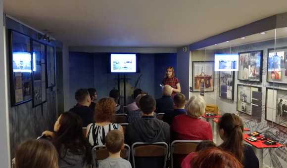 В Доме-музее академика С.П. Королёва прошла лекция «Отряд космических дворняг», приуроченная к годовщине космического полёта собаки по кличке Лайка, совершившей первый в истории орбитальный космический полёт на борту второго искусственного спутника Земли 3 ноября 1957 года.