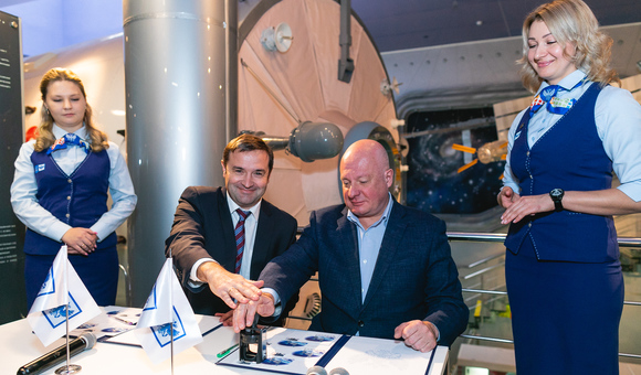 В день 20-летия МКС в Музее космонавтики прошла торжественная церемония гашения карточки Почты России с оригинальной маркой, посвящённой Международной космической станции.