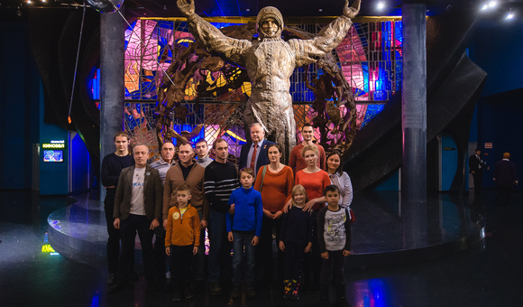 Участники конкурса «Луна: город первых» встретились с лётчиком-космонавтом, Героем Советского Союза Александром Ивановичем Лавейкиным. А после встречи отправились в обзорную экскурсию по музею.