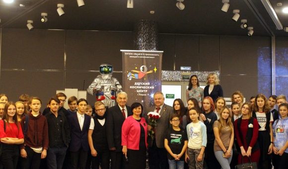 В Космоцентре Детского космического центра в Кирове прошла «Космическая суббота»! В рамках проекта в гостях у центра побывал Лавейкин Александр Иванович, лётчик-космонавт, герой Советского Союза.