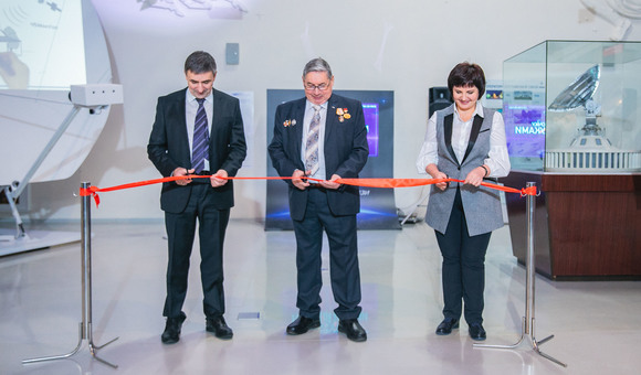 В Музее космонавтики открылась выставка «Спутниковая связь. На Земле и в космосе». На ней представлено подлинное оборудование, которое использовалось на земных станциях спутниковой связи, архивные документы и фотографии из фондов музея и ФГУП «Космическая связь».