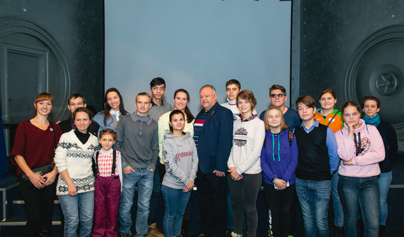 В Музее космонавтики в рамках акции «Музей для всех», приуроченного ко Всемирному дню инвалидов, прошла тематическая экскурсия для слабослышащих детей «Музей для всех», на которой побывали 15 ребят школы-интерната №52. В конце экскурсии школьники пообщались с лётчиком-космонавтом, Героем Советского Союза Александром Ивановичем Лавейкиным.