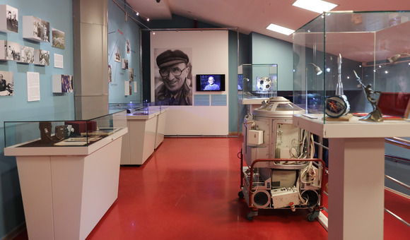 В преддверии столетнего юбилея со дня рождения выдающегося учёного в Музее космонавтики открылась выставка «Олег Газенко. Заметки космического врача». Выставочный проект подготовлен совместно с Институтом медико-биологических проблем РАН, который долгое время возглавлял Олег Георгиевич.