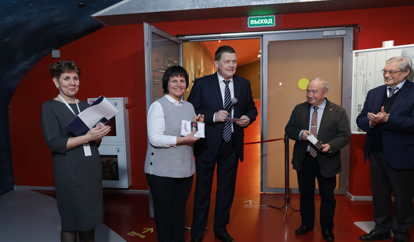 Директор ГНЦ РФ ИМБП РАН Олег Игоревич Орлов от имени института и Федерации космонавтики вручил почётную медаль памяти Олега Георгиевича Газенко за выдающийся вклад музея в популяризацию космонавтики и космической медицины директору Музею космонавтики Наталье Витальевне Артюхиной.