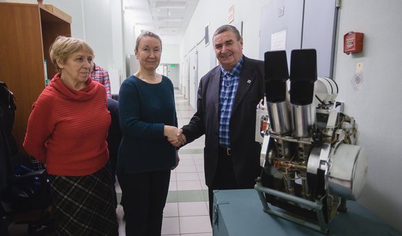 ФГУП Московское опытно-конструкторское бюро «Марс» передало в дар Музею космонавтики новый экспонат — астросистему для лунных кораблей. На фотографии: Л.Ю.Свиридова, руководитель отдела научного комплектования фондов музея, Л.В.Мазалецкая, главный хранитель музея и В.Н.Хадеев, заместитель директора по административно-управленческой работе и социальным вопросам.