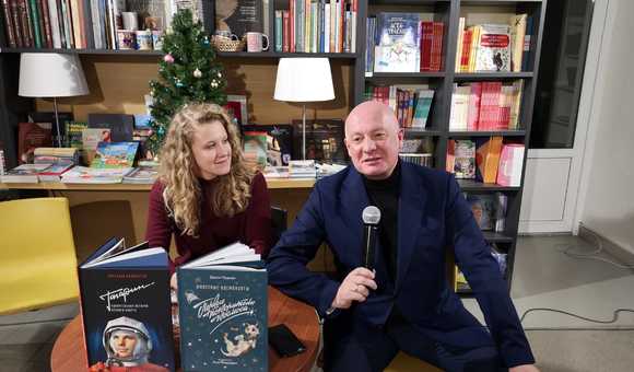 Команда Музея космонавтики представила серию книг «ProКосмос», созданных при участии музея: «Животные-космонавты. Первые покорители космоса» и «Гагарин. Удивительная история первого полёта» в книжной Лавке Писателей в Санкт-Петербурге.