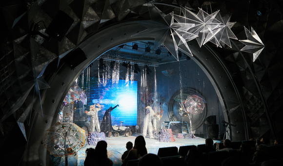 В Музее космонавтики начался новый сезон традиционной новогодней сказки. «Космические Приключения Белки и Стрелки. Полёт на Марс» можно увидеть в музее до 7 января.