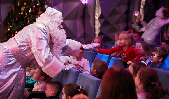 Музей космонавтики подготовил новогоднюю программу для юных любителей космоса. Со 2 по 7 января можно посмотреть спектакль «Космические приключения Белки и Стрелки. Полёт на Марс».