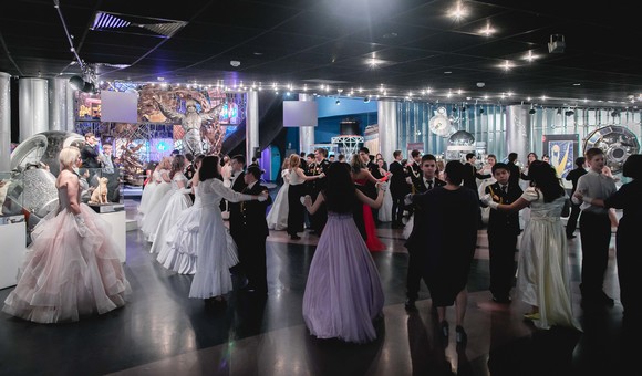 В Музее космонавтики прошёл кадетский бал, посвящённый 112-летию со дня рождения Главного конструктора Сергея Павловича Королёва. Участниками бала стали кадеты Многопрофильной Школы №1220.