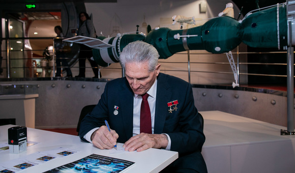 В честь 50-летия стыковки космических кораблей «Союз-4» и «Союз-5» в Музее космонавтики прошла церемония гашения памятных ростовых карточек.