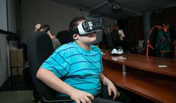 Участники новогодней акции Музея космонавтики и ГУП «Московский социальный регистр» по сказке «Космические приключения Белки и Стрелки. Полёт на Марс» посетили VR-путешествие.