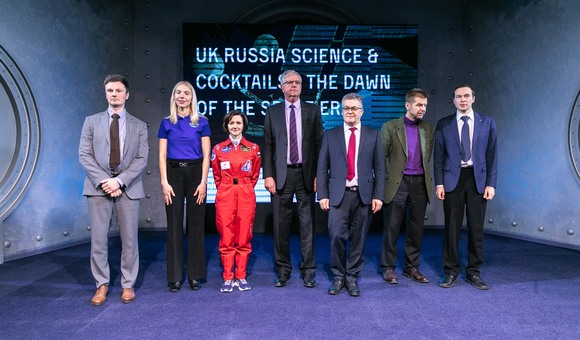 Музей космонавтики совместно с Департаментом международной торговли Великобритании в России и Институтом медико-биологическим проблем РАН провели встречу из цикла «UK-Russia Science & Cocktails». Тема – «Рассвет космической эры». Участники обсудили сотрудничество России и Великобритании в освоении космоса и развитии космической науки.