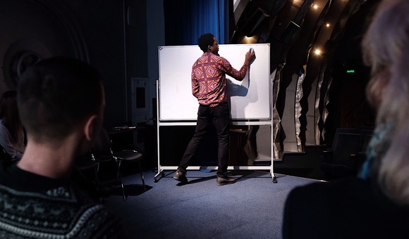 В Музее космонавтики в рамках «Английского разговорного клуба о космосе» прошла очередная встреча. На встречах клуба все желающие получают языковую практику и обсуждают космические темы.