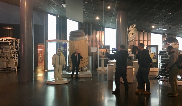 На съёмках в Музее космонавтики актёр театра и кино Юрий Стоянов. Программа «Настоящая история» для телеканала «Доверия».