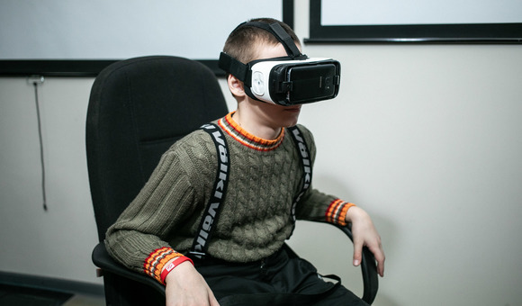 Участники новогодней акции Музея космонавтики и ГУП «Московский социальный регистр» по сказке «Космические приключения Белки и Стрелки. Полёт на Марс» посетили VR-путешествие.