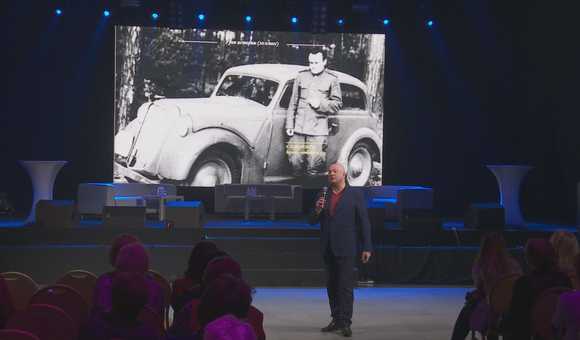 Заместитель директора Музея космонавтики по научной работе Вячеслав Львович Климентов рассказал учителям Санкт-Петербурга о выставке PROКосмос. Межпланетные путешествия и образовательных программах музея.