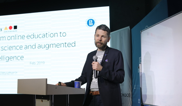 В Музее космонавтики прошла вторая лекция из цикла «Космос и технологии» совместный проект Музея космонавтики и НИУ «Высшая школа экономики». Заведующий научно-учебной лаборатории методов анализа больших данных НИУ ВШЭ Андрей Устюжанин рассказал про поиск темной материи в лабораторных условиях с помощью машинного обучения.