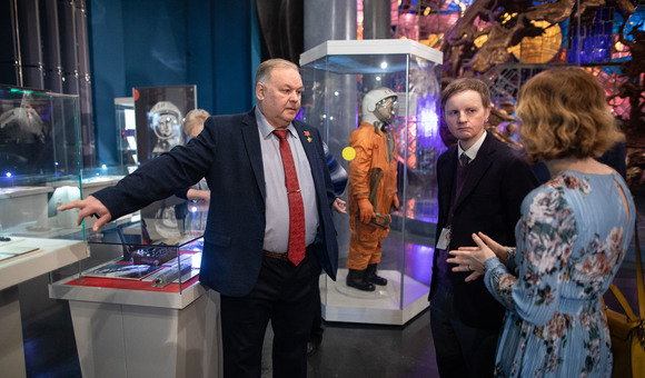 Музей космонавтики посетил пресс-атташе по культуре Посольства Ирландии в Москве Шон Нортон. О космосе и музее ему рассказал Герой Советского Союза, лётчик-космонавт Александр Иванович Лавейкин.