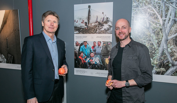 Герой Российской Федерации, лётчик-космонавт Геннадий Падалка и фотограф Эндрю Макконнелл на открытии выставки «Возвращение». Эндрю встречал экипаж Геннадия Ивановича с МКС.