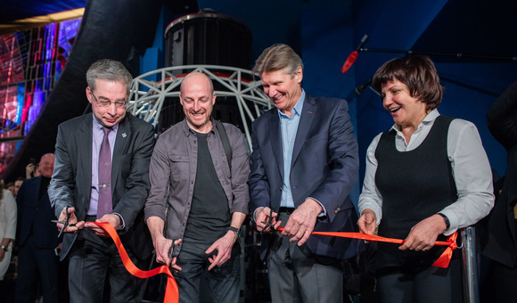 В Музее космонавтики открылась выставка известного ирландского фотографа Эндрю Макконнелла «Возвращение». В основе проекта — снимки, сделанные в Казахстане со встречи космонавтов с МКС.