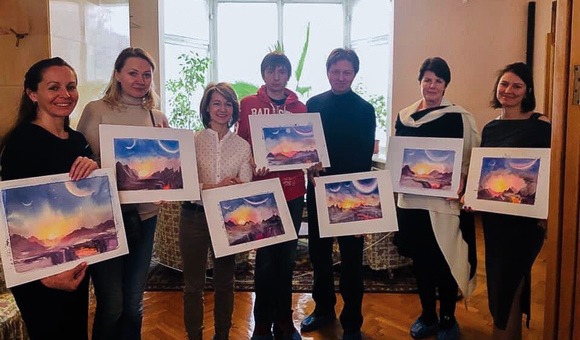 Партнёр музея фонд UNITY и российский космонавт Андрей Бабкин провели мастер-класс по космической акварели в Доме-музее академика С.П.Королёва.  Автор акварельного курса — Дарья Митта, преподаватель — Елена Власова.