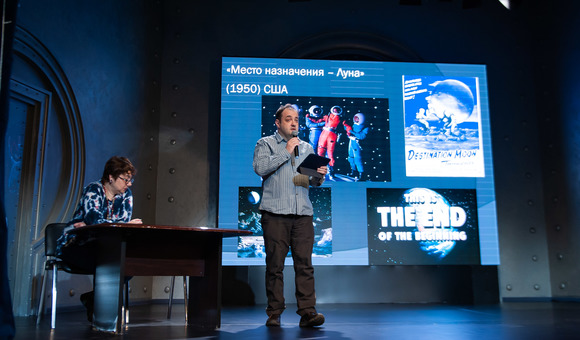 В Музее космонавтики прошла вторая лекция из цикла «Космос и фантастика» под названием «И на Марсе будут яблони цвести»: космическая кинофантастика эпохи «оттепели». Татьяна Дашкова и Борис Степанов рассказали о советском фантастическом кино и первых «космических» спецэффектах.