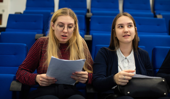 Школа правозащитников продолжает работу в Музее космонавтики. Юные правоведы обсуждают вопросы правового регулирования освоения космического пространства.