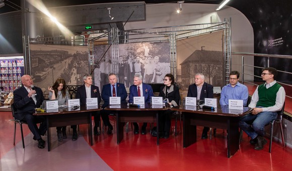 В Музее космонавтики прошла видеоконференция с героями космоса — подготовка к проведению «Гагаринского урока "Космос — это мы"». Урок проводится четвёртый год по всей России и в 97 странах мира.