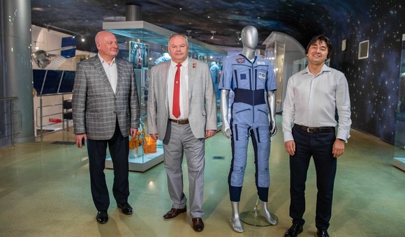 Накануне Дня космонавтики сервис объявлений Юла передал в фонды московского Музея космонавтики новый экспонат — костюм «Пингвин», изготовленный АО «НПП Звезда имени академика Г.И.Северина» для космонавта Юрия Усачёва.