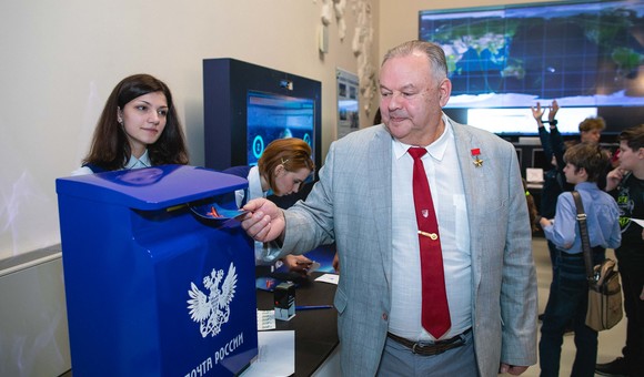 В День космонавтики Почта России и Музей космонавтики провели совместную акцию «Передай космический привет». Посетители отправляли открытки из музея по всему миру.